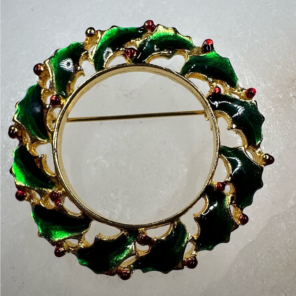 Holiday Seasonal Christmas Gold Tone Green & Red Enamel Wreath #Pin #Brooch
